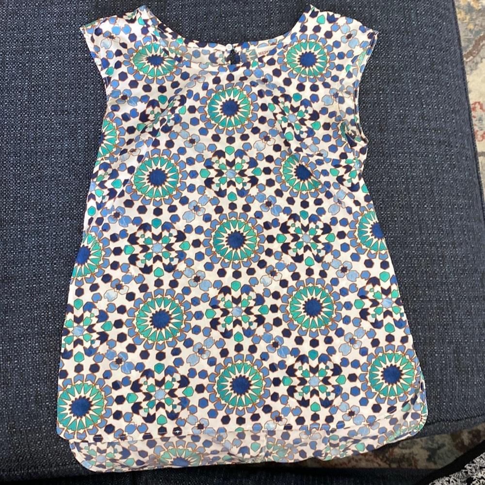 Patterned sleeveless shirt. Size small